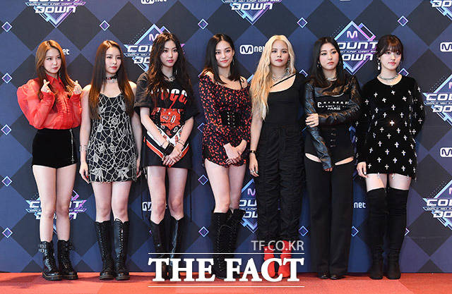 그룹 CLC가 9일 오후 서울 마포구 CJ E&M센터에서 열린 Mnet 엠카운트다운 리허설 전 포토타임을 갖고 있다. /이동률 기자