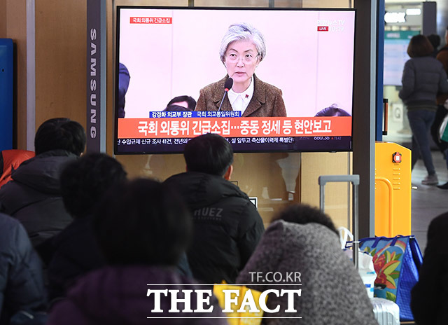 정부는 미국 요청에 따라 소말리아 아덴만 해역에 파견하는 청해부대의 작전 범위를 호르무즈 해협까지 확대하는 방안을 검토해왔는데, 이날 외통위 소속 의원들은 이에 대한 문제점을 지적했다. 9일 오전 서울역 대합실에서 시민들이 강경화 외교부 장관의 이란 관련 브리핑 뉴스를 지켜보고 있다. /중구=이동률 기자