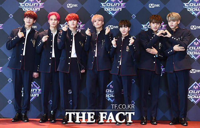 그룹 이엔오아이(ENOi)가 9일 오후 서울 마포구 CJ E&M센터에서 열린 Mnet 엠카운트다운 리허설 전 포토타임을 갖고 있다. /이동률 기자