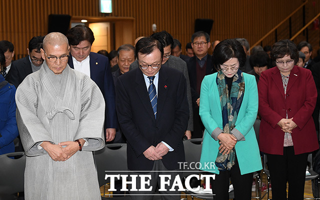 이해찬 더불어민주당 대표(가운데)와 참가자들이 9일 오전 서울 중구 서울시청에서 진행된 2020 시민사회단체 신년하례회 넘어서기에 참석해 묵념을 하고 있다. /남용희 기자