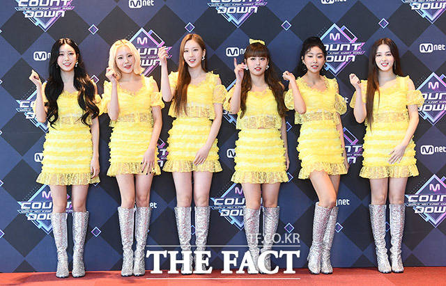 그룹 모모랜드가 9일 오후 서울 마포구 CJ E&M센터에서 열린 Mnet 엠카운트다운 리허설 전 포토타임을 갖고 있다. /이동률 기자