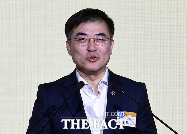 금융위원회가 9일 중동 사태 관련 동향과 국내 금융시장에 미치는 영향 등을 점검하기 위해 금융시장반 회의를 개최했다. 손병두 금융위원회 부위원장은 이날 발생 가능한 모든 상황에 철저히 대비하고 있다고 밝혔다. 사진은 손병두 부위원장이 지난해 10월 28일 열린 금융권 행사에서 축사를 하고 있는 모습 /더팩트 DB