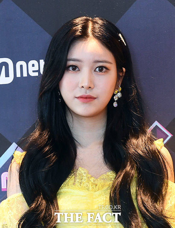 그룹 모모랜드의 제인이 9일 오후 서울 마포구 CJ E&M센터에서 열린 Mnet 엠카운트다운 리허설 전 포토타임을 갖고 있다. /이동률 기자