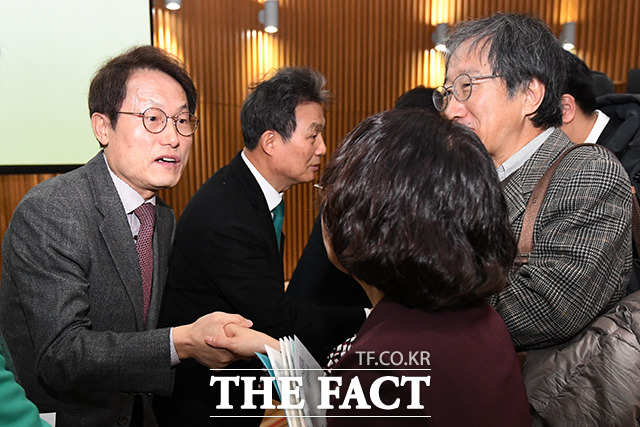 조희연 서울시교육감(왼쪽)이 9일 오전 서울 중구 서울시청에서 진행된 2020 시민사회단체 신년하례회 넘어서기에 참석해 참가자들과 인사를 나누고 있다. /남용희 기자