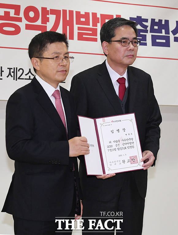황교안 자유한국당 대표(왼쪽)가 9일 오전 서울 여의도 국회 의원회관에서 열린 2020 총선 국민승리 공약개발단 출범식에서 곽상도 의원에게 임명장을 수여하고 있다. / 국회=배정한 기자