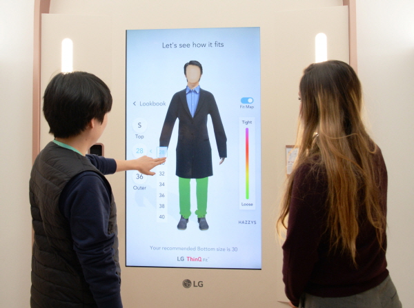 세계 최대 가전·IT 전시회 CES 2020 내 LG전자 씽큐 핏 부스 현장에서 가상 피팅 기기를 선보이고 있다. /LG전자 제공