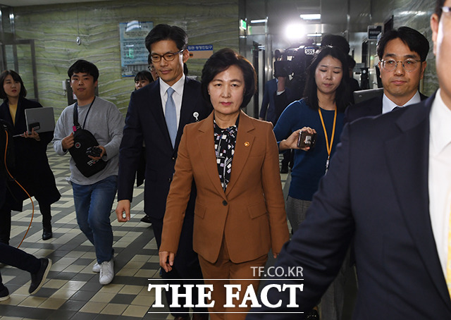 추미애 법무부 장관이 9일 오후 서울 여의도 국회에서 열린 법제사법위원회 전체회의를 마친 뒤 국회를 나서고 있다. / 국회=배정한 기자