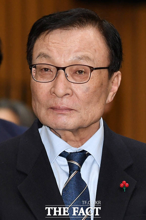 이해찬 더불어민주당 대표가 9일 오전 서울 중구 서울시청에서 진행된 2020 시민사회단체 신년하례회에 참석해 사회자의 발언을 듣고 있다. /남용희 기자