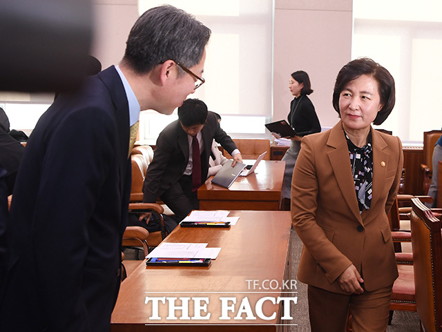 추미애 법무부 장관(오른쪽)이 9일 오후 서울 여의도 국회에서 열린 법제사법위원회 전체회의를 마친 뒤 회의장을 나서고 있다. / 국회=배정한 기자