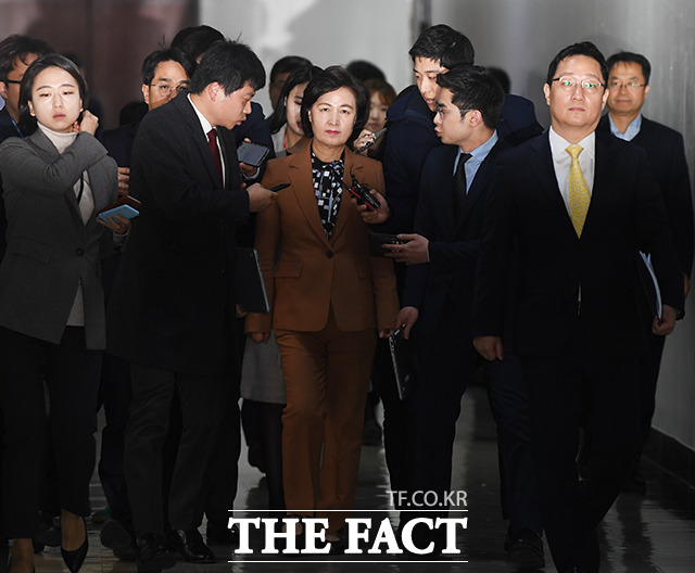 추미애 법무부 장관(가운데)이 9일 오전 서울 여의도 국회에서 열린 법사위 전체회의에 출석하기 전 여상규 법사위원장실을 방문하고 있다. / 국회=배정한 기자