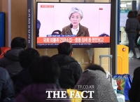 [TF포토] '강경화 장관 현안 보고'...뉴스 지켜보는 시민들