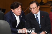 [TF포토] 대화 나누는 이해찬 대표와 기동민 의원