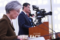 [TF포토] 현안 관련 보고하는 김연철 통일부 장관