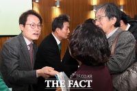 [TF포토] '시민사회단체와 만나 인사 나누는 조희연 교육감'