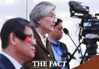 [TF포토] 이란 관련 현안 보고하는 강경화 장관