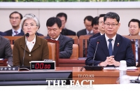 [TF포토] 외통위 전체회의 참석한 강경화-김연철 장관