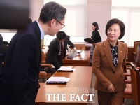 [TF포토] 회의장 나서는 추미애 장관