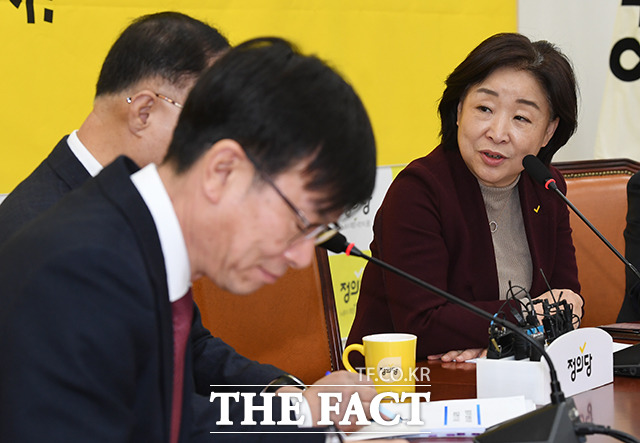 심상정 정의당 대표(오른쪽)가 10일 오전 서울 여의도 국회에서 이란 관련 현안 보고를 위해 방문한 홍남기 경제부총리 겸 기획재정부 장관, 김상조 청와대 정책실장과 대화를 하고 있다. / 국회=배정한 기자