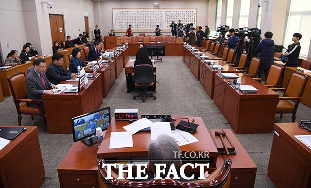 국회 법제사법위원회 전체회의가 10일 오전 서울 여의도 국회에서 열린 가운데 더불어민주당 의원들의 좌석이 비어 있다. / 국회=배정한 기자