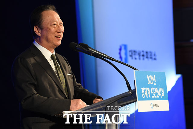 박용만 대한상의 회장은 데이터 3법 본회의 통과 소식이 전해지자 페이스북을 통해 만세! 드디어 데이터 3법 통과! 애써주신 모든 분들 정말 감사드립니다라며 환영의 목소리를 높였다.  박용만 회장이 지난 3일 서울 강남구 코엑스에서 열린 2020년 경제계 신년인사회에서 신년사를 하는 모습 /남윤호 기자