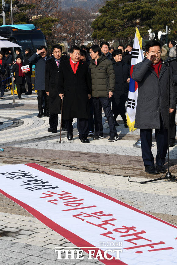 심재철 자유한국당 원내대표와 조경태 최고위원 등 원내 지도부가 10일 오전 서울 종로구 청와대 사랑채 앞에서 열릴 규탄대회에 참석하고 있다./남윤호 기자