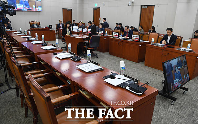 국회 법제사법위원회 전체회의가 10일 오전 서울 여의도 국회에서 열린 가운데 더불어민주당 의원들의 좌석이 비어 있다. / 국회=배정한 기자