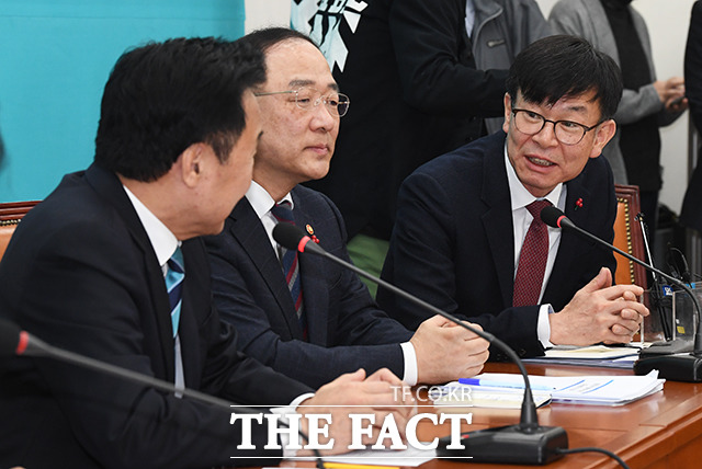 홍남기 경제부총리 겸 기획재정부 장관(가운데)과 김상조 청와대 정책실장(오른쪽)이 10일 오전 서울 여의도 국회에서 이란 관련 현안 보고를 하기 위해 손학규 바른미래당 대표를 방문 대화를 하고 있다. / 국회=배정한 기자