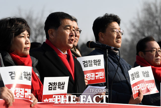 심재철 자유한국당 원내대표(왼쪽에서 두 번째)와 원내 지도부가 10일 오전 서울 종로구 청와대 사랑채 앞에서 검찰 학살 국민이 분노한다라는 현수막을 들고 기자회견을 하고 있다./남윤호 기자