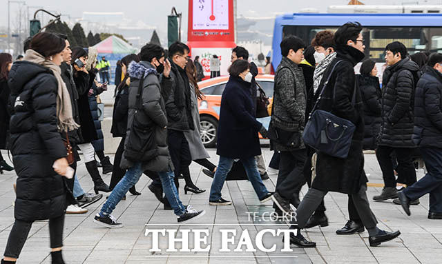 서울의 아침 최저기온이 영하 4도까지 떨어지고 전국 대부분의 지역이 영하권의 날씨를 보이는 10일 오전 서울 종로구 광화문에서 출근길의 시민들이 두꺼운 외투를 입은 채 발걸음을 재촉하고 있다. /김세정 기자