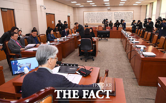 국회 법제사법위원회 전체회의가 10일 오전 서울 여의도 국회에서 열린 가운데 더불어민주당 의원들의 좌석이 비어 있다. / 국회=배정한 기자