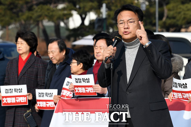 정진석 자유한국당 의원이 10일 오전 서울 종로구 청와대 사랑채 앞에서 열린 검찰 학살 국민이 분노한다 규탄 대회에 참석해 발언을 하고 있다./남윤호 기자
