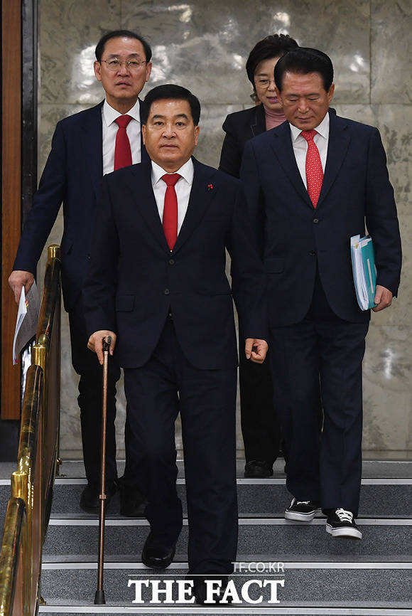 심재철 자유한국당 원내대표(왼쪽 두번째)가 10일 오전 서울 여의도 국회에서 열린 원내대책회의에 참석하고 있다. / 국회=배정한 기자