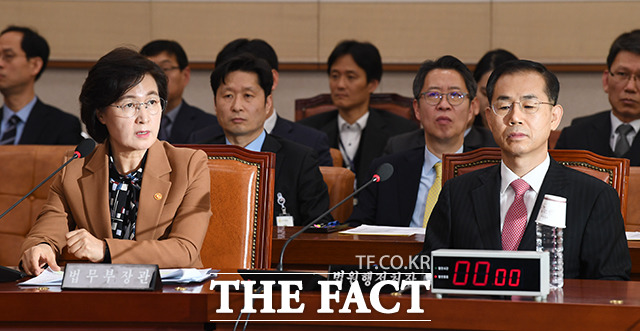 추미애 법무부 장관(왼쪽)이 지난 9일 오후 서울 여의도 국회에서 열린 법제사법위원회 전체회의에 출석해 의원들의 질의에 답변을 하고 있다. / 국회=배정한 기자