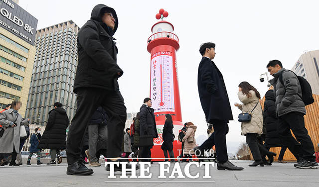 서울의 아침 최저기온이 영하 4도까지 떨어지고 전국 대부분의 지역이 영하권의 날씨를 보이는 10일 오전 서울 종로구 광화문에서 출근길의 시민들이 두꺼운 외투를 입은 채 발걸음을 재촉하고 있다. /김세정 기자