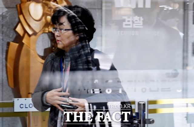 10일 서울중앙지법 형사합의25부(송인권 부장판사)는 이른바 환경부 블랙리스트 의혹 문건으로 기소된 김은경(64) 전 환경부 장관 등의 4차 공판을 진행했다. 사진은 김 전 장관이 지난해 4월 2일 오전 서울 송파구 서울동부지검에 출석하고 있다. /이새롬 기자