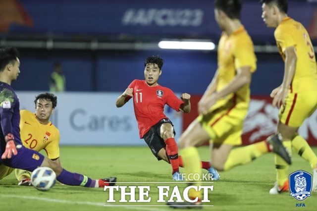 김진규의 침투 패스를 받은 이동준이 9일 중국 수비수들을 뚫고 결승골을 성공시키고 있다./대한축구협회 제공