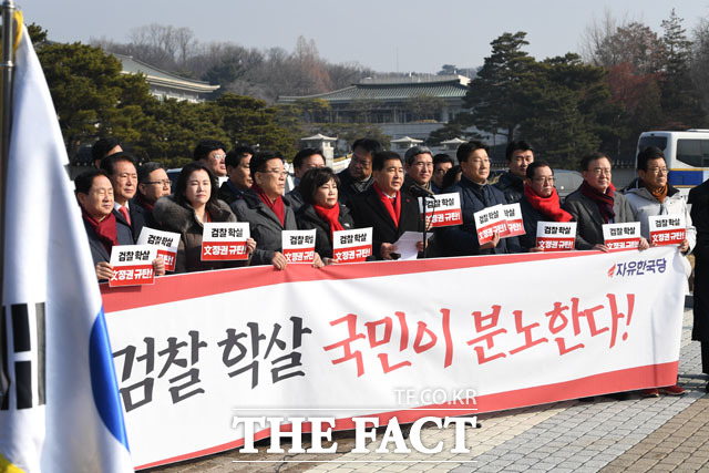 심재철 자유한국당 원내대표(가운데)와 원내 지도부가 10일 오전 서울 종로구 청와대 사랑채 앞에서 검찰 학살 국민이 분노한다라는 현수막을 들고 기자회견을 하고 있다./남윤호 기자