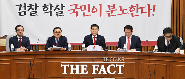 심재철 자유한국당 원내대표(가운데)가 10일 오전 서울 여의도 국회에서 열린 원내대책회의에서 모두발언을 하고 있다. / 국회=배정한 기자