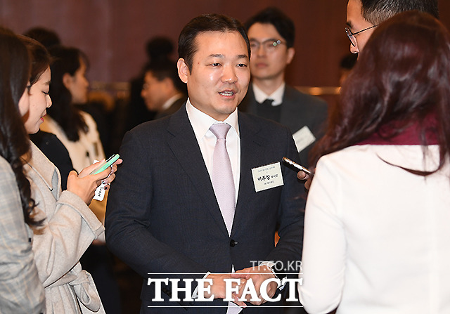 이주성 세아제강 부사장이 10일 오후 서울 강남구 포스코센터에서 열린 2020년 철강협회 신년인사회에서 취재진의 질문에 대답하고 있다. /이새롬 기자