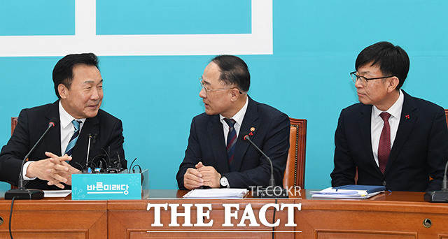 손학규 바른미래당 대표가 10일 오전 서울 여의도 국회에서 이란 관련 현안 보고를 위해 방문한 홍남기 경제부총리 겸 기획재정부 장관, 김상조 청와대 정책실장(왼쪽부터)과 대화를 하고 있다. / 국회=배정한 기자