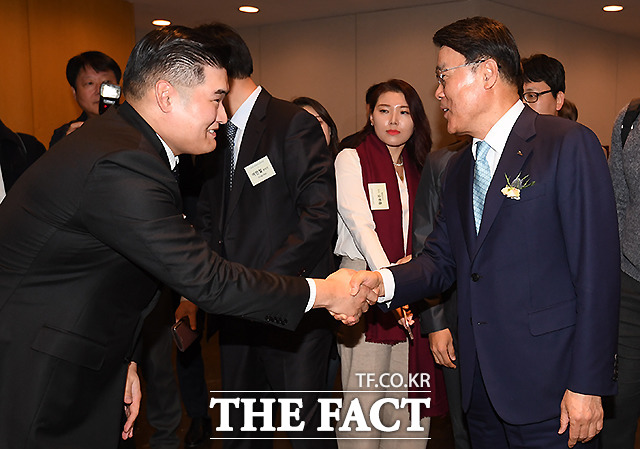 장선익 동국제강 이사(왼쪽)가 10일 서울 대치동 포스코센터에서 열린 2020년 철강협회 신년인사회에서 최정우 포스코 회장을 만나 악수하고 있다. /이새롬 기자