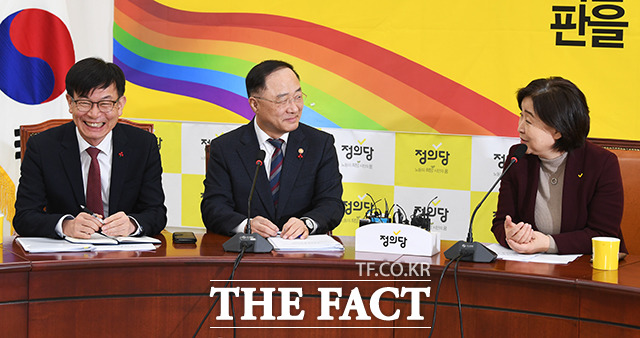 심상정 정의당 대표(오른쪽)가 10일 오전 서울 여의도 국회에서 이란 관련 현안 보고를 위해 방문한 홍남기 경제부총리 겸 기획재정부 장관(가운데), 김상조 청와대 정책실장과 대화를 하고 있다. / 국회=배정한 기자