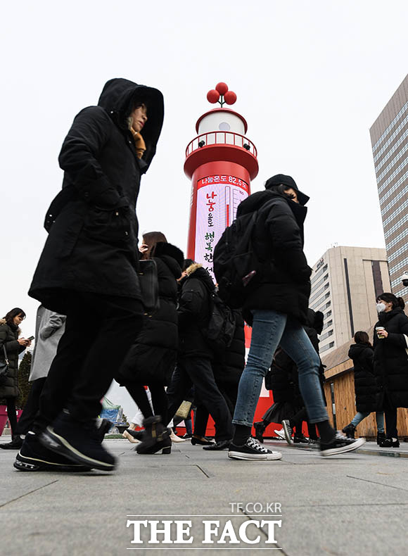 서울의 아침 최저기온이 영하 4도까지 떨어지고 전국 대부분의 지역이 영하권의 날씨를 보이는 10일 오전 서울 종로구 광화문에서 출근길의 시민들이 두꺼운 외투를 입은 채 발걸음을 재촉하고 있다. /김세정 기자