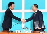 [TF포토] 홍남기 부총리와 악수하는 손학규 대표
