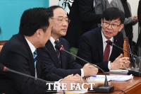 [TF포토] 이란 상황 설명하는 김상조 정책실장