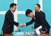 [TF포토] 김상조 정책실장과 악수하는 손학규 대표