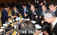 [TF포토] 건배하는 최정우 회장과 정승일 차관
