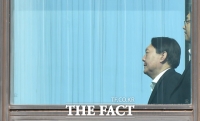 [TF포토] '굳은 표정으로 이동하는 윤석열 검찰총장'