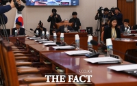 [TF포토] 여당 의원 없이 회의 시작하는 여상규 법사위 위원장