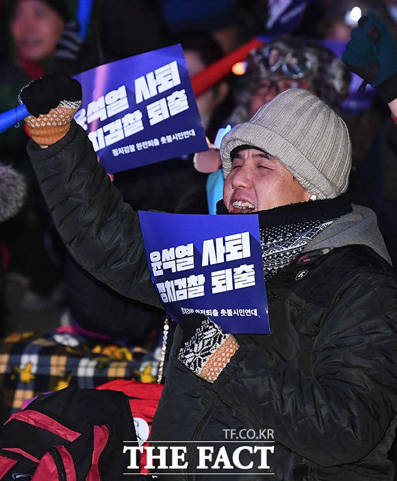 11일 오후 서울 종로구 광화문 광장에서 2020 광화문 탈환 촛불문화제가 열린 가운데 광화문 촛불연대 등 진보단체 회원들이 구호를 외치고 있다. /이동률 기자